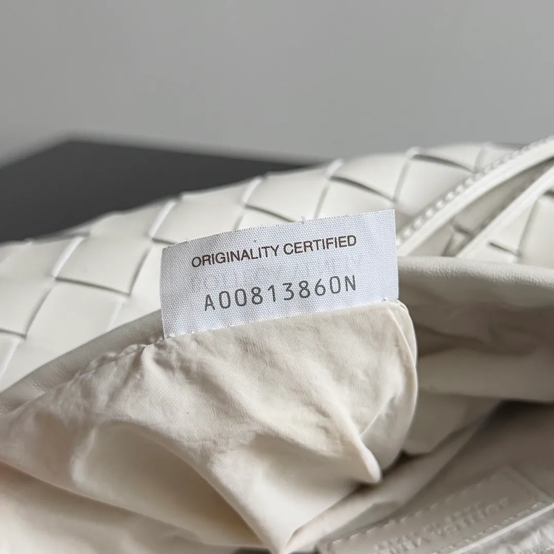 Batch 1400 BOTTEGA VENETA DUSTBAG mini size is officially launched📣📣. It still continues the classic weaving process. The lazy and casual feeling presented by the drawstring pockets is not too suitable for summer. The small back body is light and convenient. It is enough to carry lipstick and tissues when going out every day. It is not easy to make mistakes with any clothes. The shoulder strap has a buckle and pull-out design, which can be adjusted to unlock multiple carrying methods. Style number: 816987 Size: 21*16.6*1cm